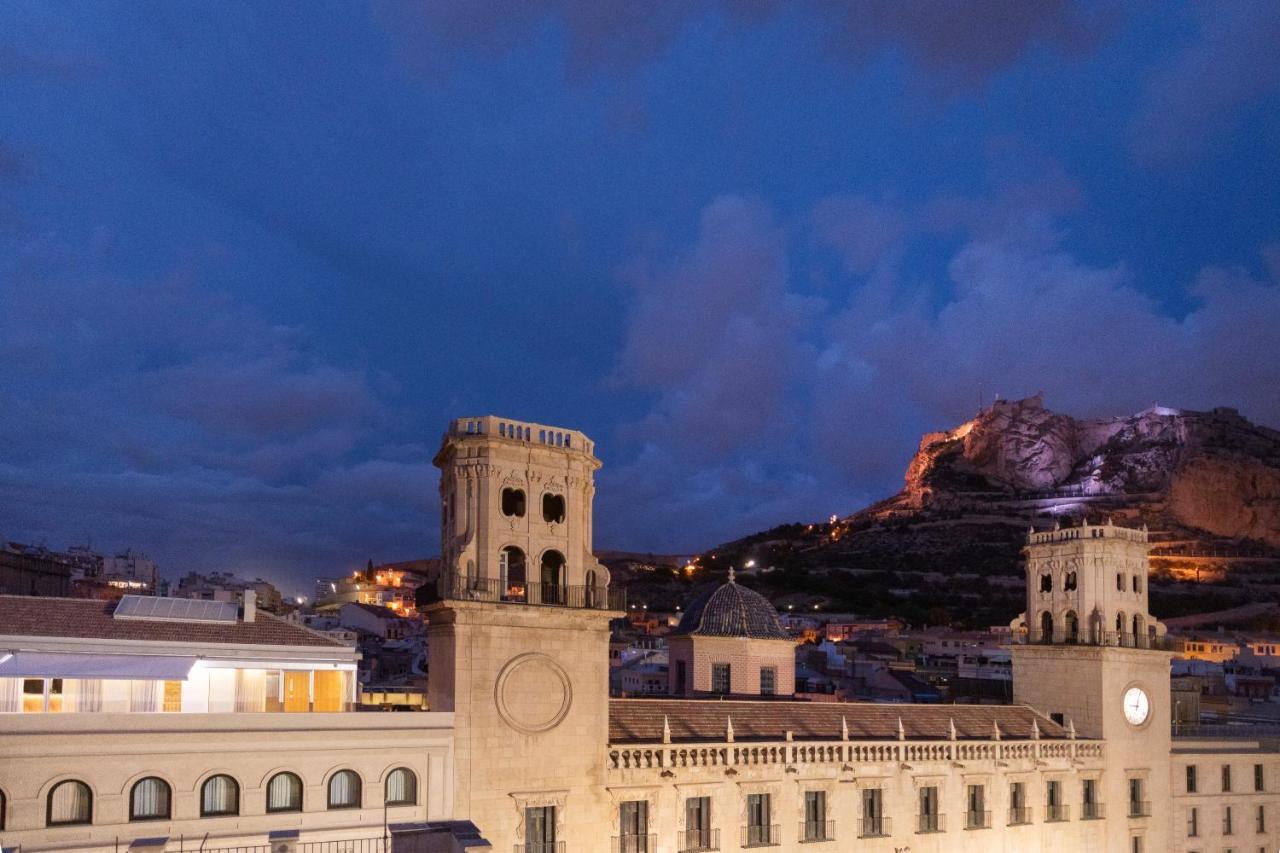 Eurostars Portico Alicante Exterior photo The Rock of Gibraltar at night